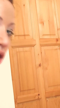 O fată sexy cu pizdă umedă căreia îi place sexul fierbinte futută cu penetrări profunde