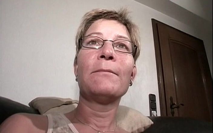 BB video: 옆집의 스캔들 미시 자위하는 동안 포르노 비디오 촬영