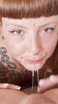Submisivní děvka jde do města Rimming a dojí péro, dokud obrovský výstřik