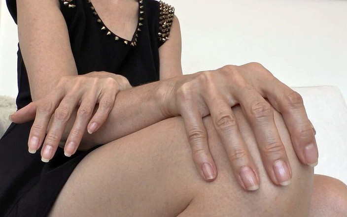 Lady Victoria Valente: Krásné ruce - masturbuj a stříkej do mé ruky, lízej to...