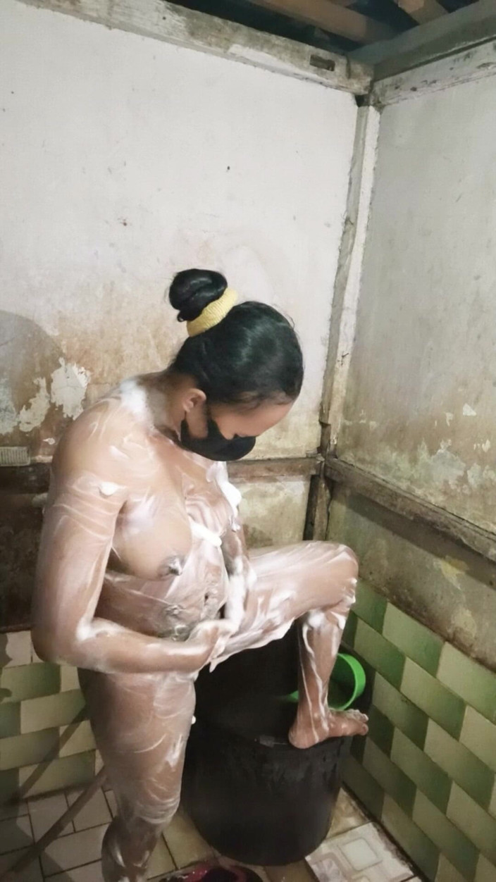 Rania: Widząc przyrodnią siostrę biorącą prysznic podczas masturbacji