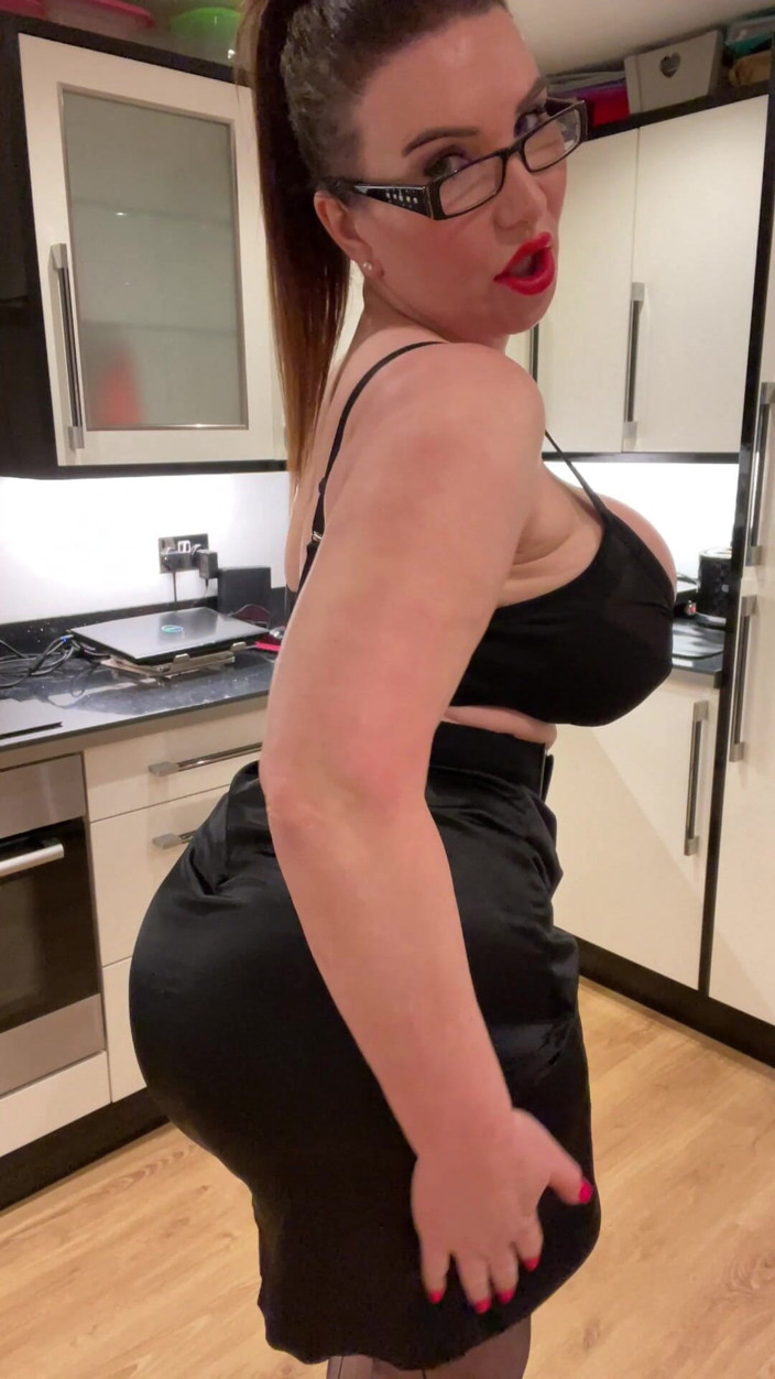 Sophie James: Secretária de cetim Sophie drena suas bolas provocando meia-calça