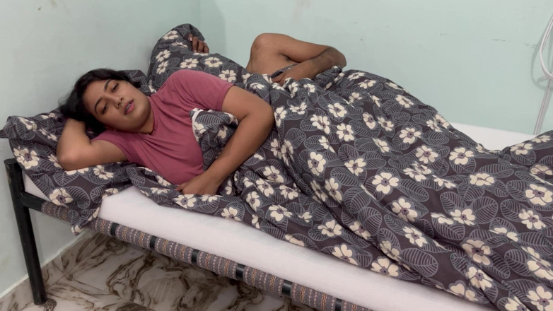 Hotty_ragini: Meine große stiefschwester war wütend auf mich, wir teilten bett,...