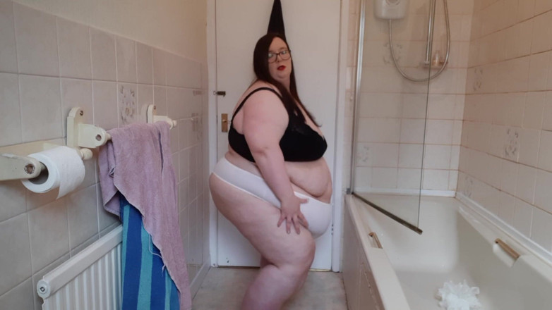 SSBBWLadyBrads: 穿着胸罩和丁字裤的 ssbbw 伸展锻炼