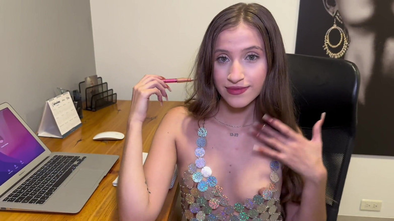 Valentino Roca TV: เลขาของฉัน Sofi ไม่ต้องการโดนไล่ออกและยอมแลกหีตอดๆ เพื่อรักษางาน