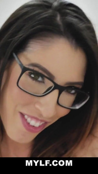 Ateşli çilli orta yaşlı seksi kadın kendisiyle oynuyor