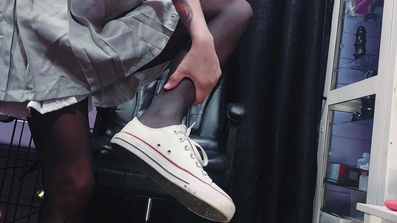 Mistress Priest: Anime Studentessa punto di vista Sneakers e piedi dominazione
