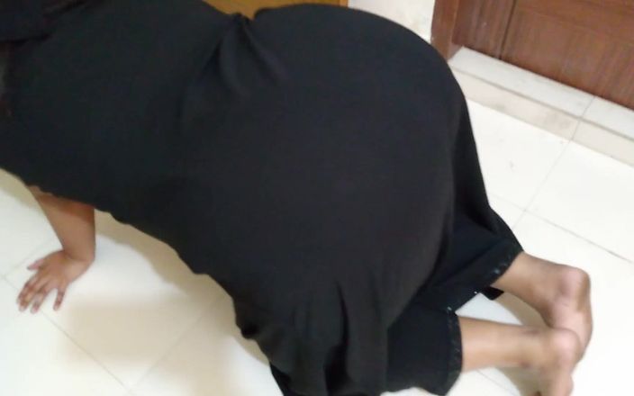 Aria Mia: Fodendo empregada indiana na cama enquanto limpa a casa do...