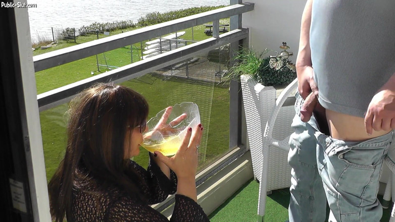 Piss Drinking Wife: Писяти повію для трьох хлопців у квартирі відпочинку