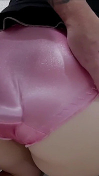 Parlak pembe saten külot külotla mastürbasyon sikişiyor ve boşalıyor - satencum