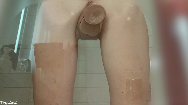 Toystest: Дружина перевіряє свій новий реалістичний ділдо і приймає його максимально глибоко всередину