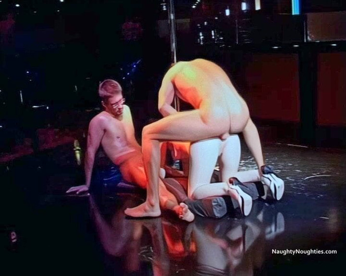 Naughty Noughties: Due spogliarelliste doppia penetrazione per una femmina che guarda nella...