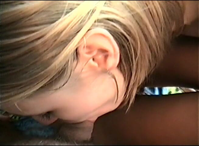 Flash Model Amateurs: Due ragazze arrapate fanno un bel pompino al cameraman e...