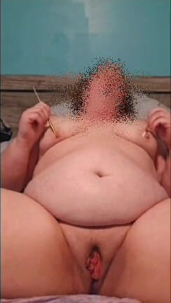 Good Girl McDuck: Squirting Pussy From Paint Brushes on Nipples