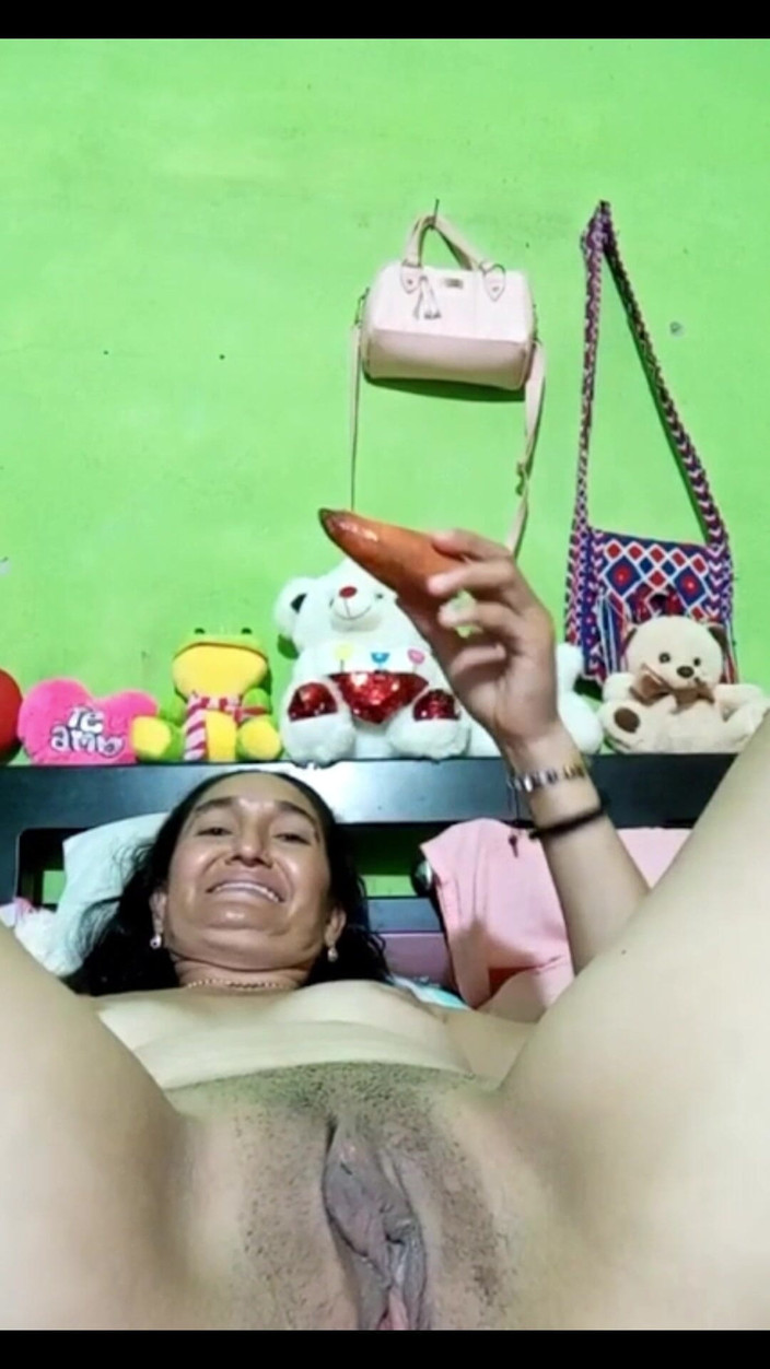 Anny Scorcia: Follo с морковкой между моим анусом, часть 2