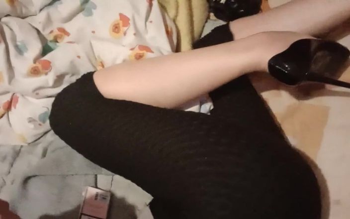 Dominatrix Redsonyja: Připravte se pěkně vystrčit jazyk, protože tyto vysoké podpatky jsou...