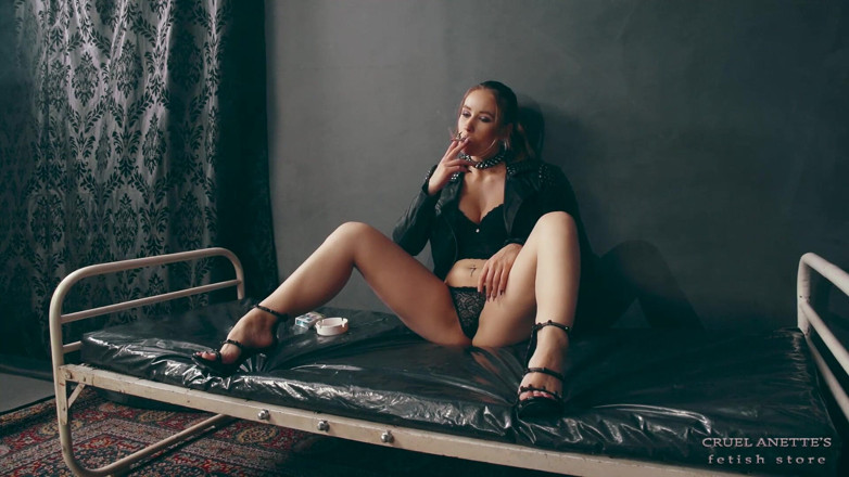 Cruel Anettes fetish world: Fuma sul letto