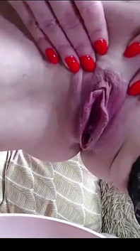 Urocza rosyjska milf pokazuje swoje niesamowite wargi cipki