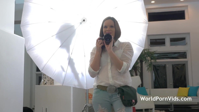 Selected worldwide porn: Jenna J Ross получает сильный, трясуающийся оргазм благодаря двум красоткам-лесбиянкам