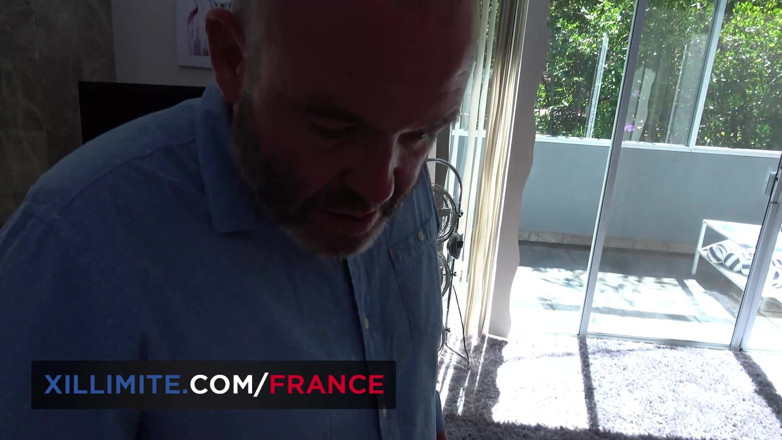 French girls at work: Ateşli bir esmerle eş değiştirme seksi