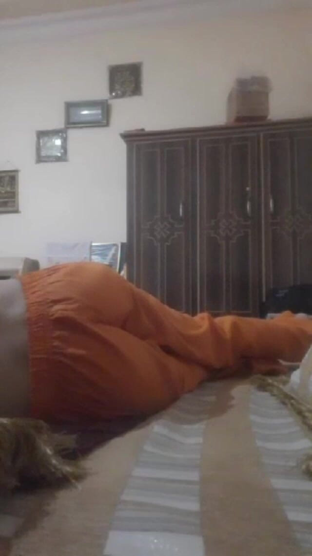 Sapnashah007: Turuncu Şalvarlı Pakistanlı Pathan Kız Götünü Gösteriyor