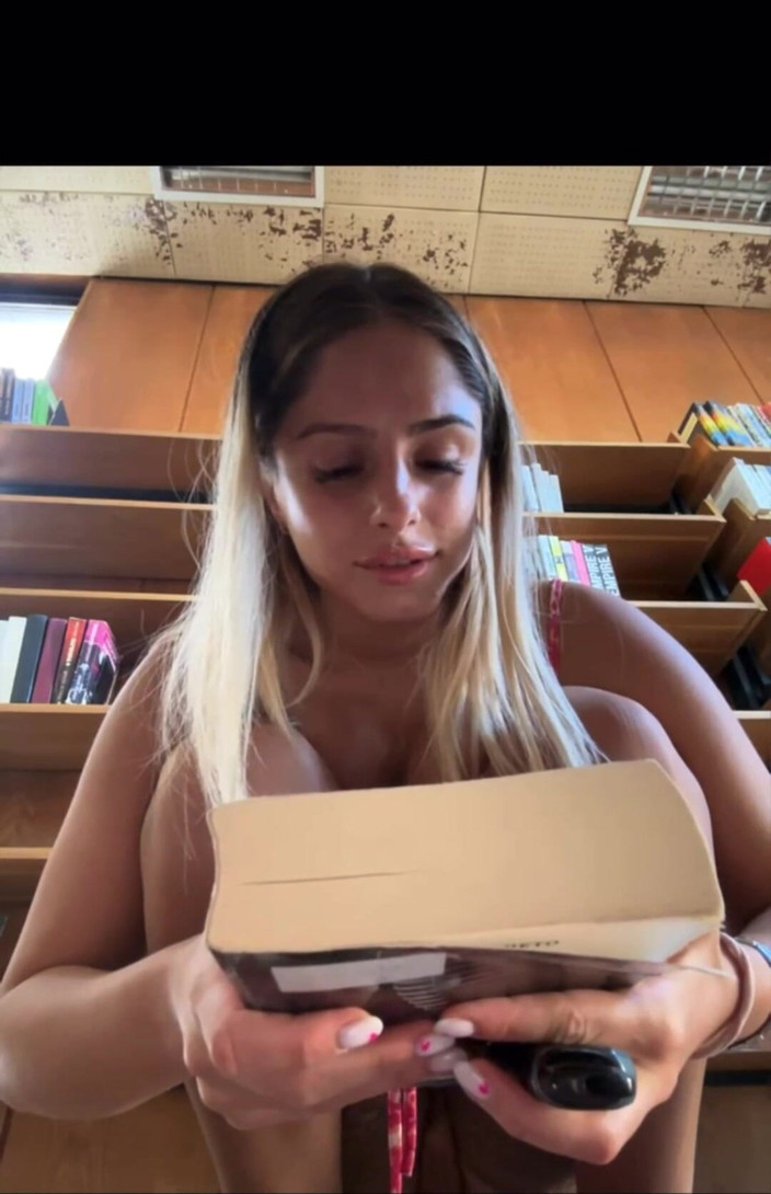 MollyLollyG: Giovane italiano in biblioteca usa dildo e plug anale