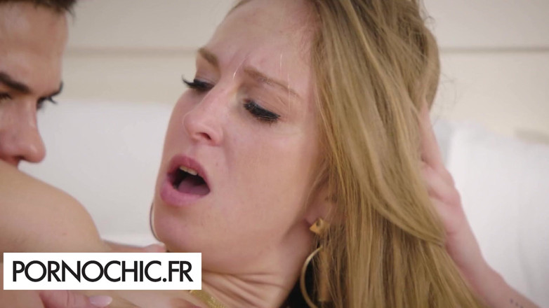 Pornochic: Alice Martin穿着性感内衣为她的男人服务