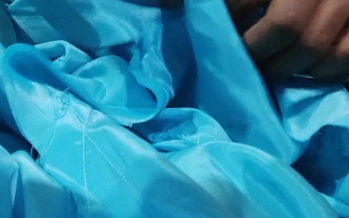 Satin and silky: Struscia la testa del cazzo con la merda blu di...