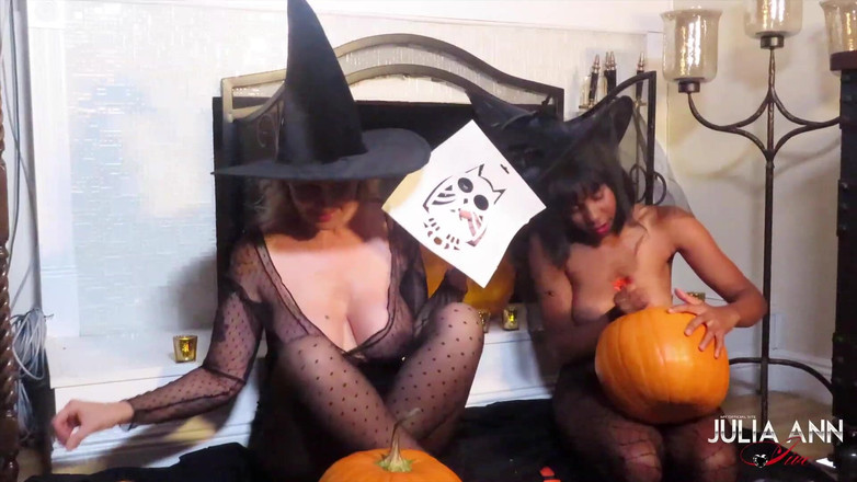 Julia Ann: Julia Ann și Jenna Foxx Carve Pumpkins