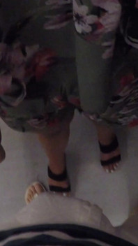 Heiße MILF-fremder Packt Und Reibt Meinen Harten Schwanz Durch Shorts Im Überfüllten Zug