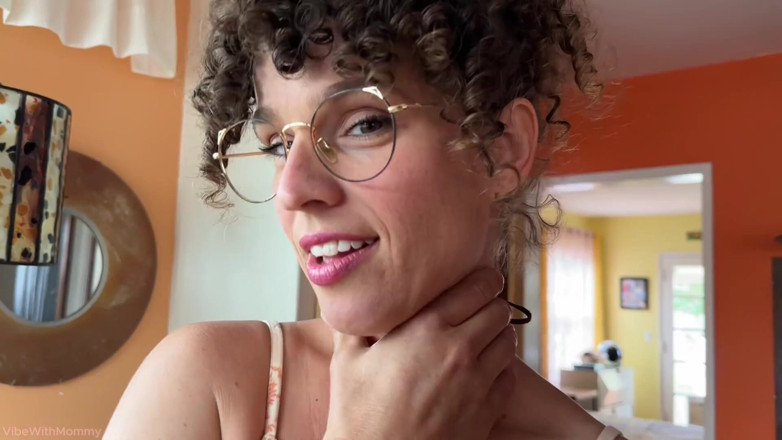 VibeWithMommy: Madrastra cura la ansiedad por el rendimiento de sus hijastros