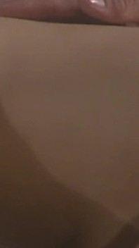 A bela ruiva está dando a seu namorado um boquete sensual antes de fazer um sexo apaixonado.