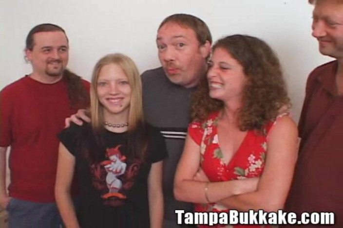 Tampa Bukkake: Due ragazze del college si scambiano una gangbang di sperma...