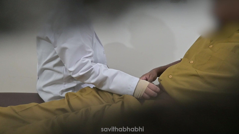 savithabhabhi: 医者がクリニックで患者のペニスをけいれんさせる