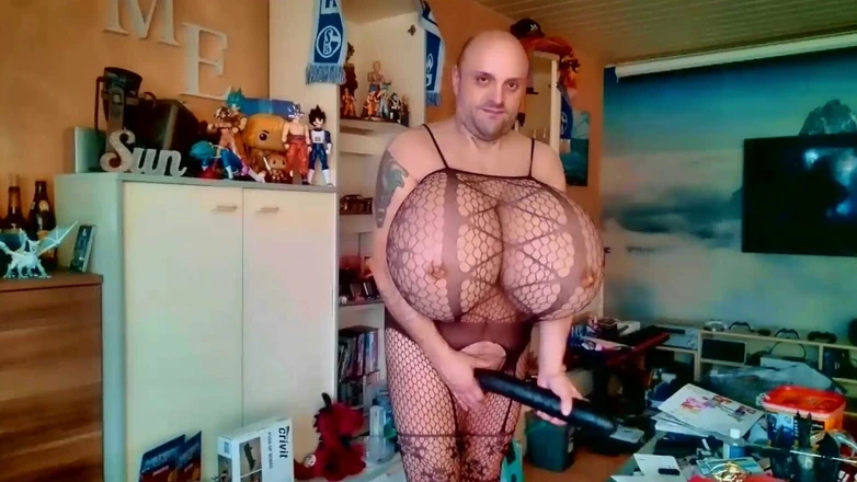 Endless Deeply: Crossdresser med enorma tuttar Kupa Z i fisknät kostym - låt...