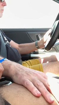 Il patrigno ha sorpreso il figliastro a masturbarsi sul viaggio e non lo avrebbe lasciato smettere