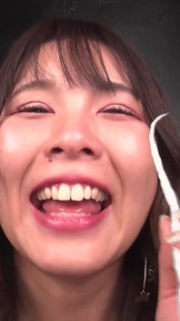 Aina nagase finisce con la faccia imbevuta nel suo stesso mocciolo