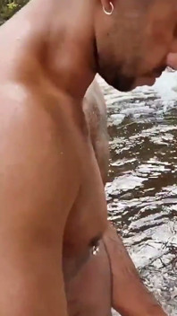 Rastí a los traviesos dentro del río que bailaron para mí y condujeron en mi polla