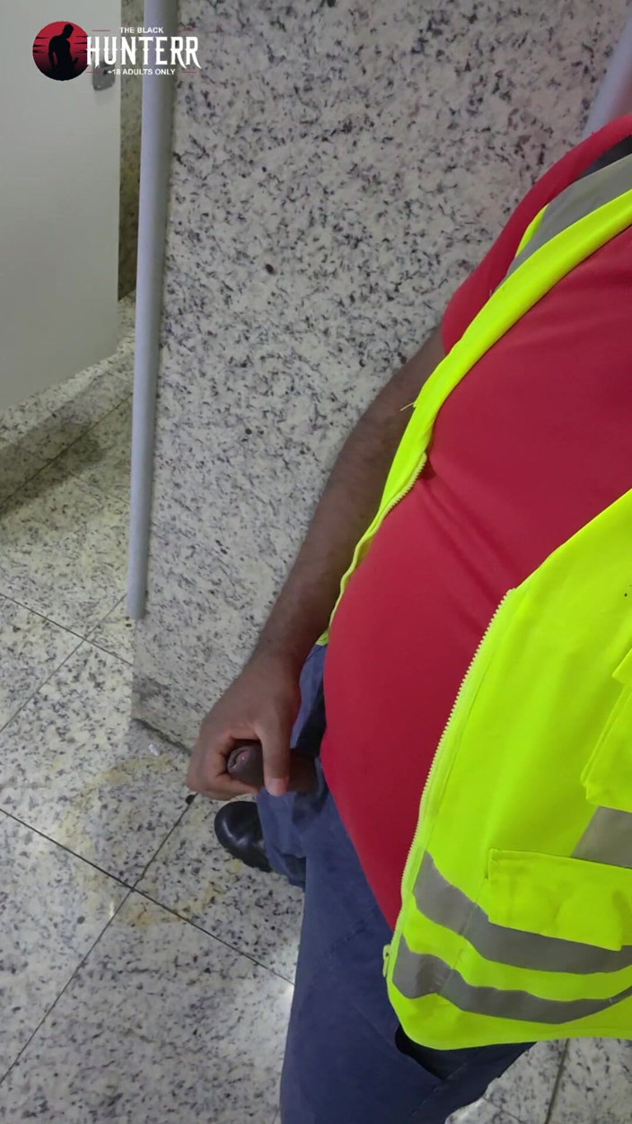 TheBlacKHunterr: Se masturber dans le vestiaire