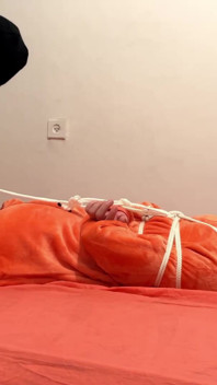 Miriam legata e solleticata in Onesie