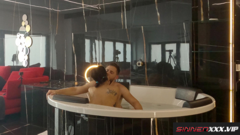 Sinners World: « "Noix dans ma chatte papi » - sexe romantique intense avec la...