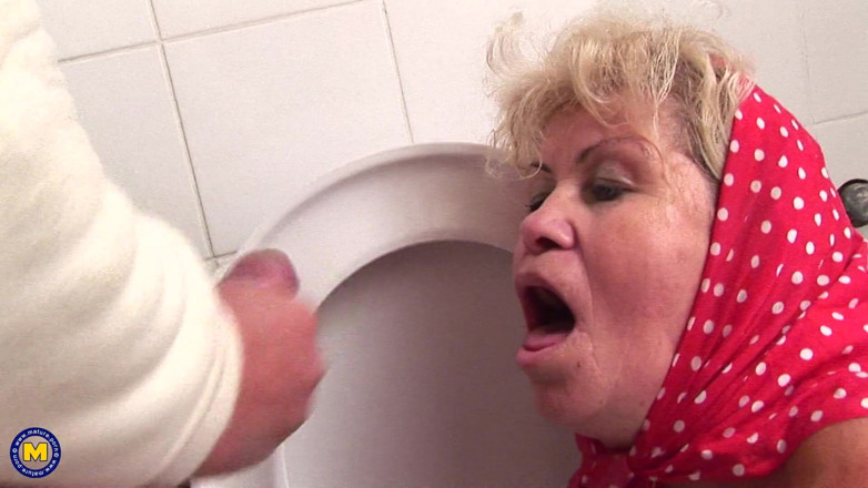 Mature NL: La nonna ama leccare la fanny