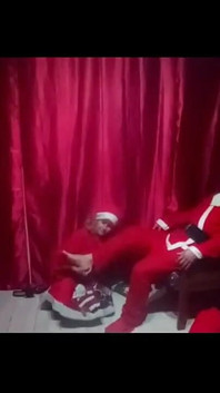 Versi kaki ibu tiri natal dan santa natal 2023