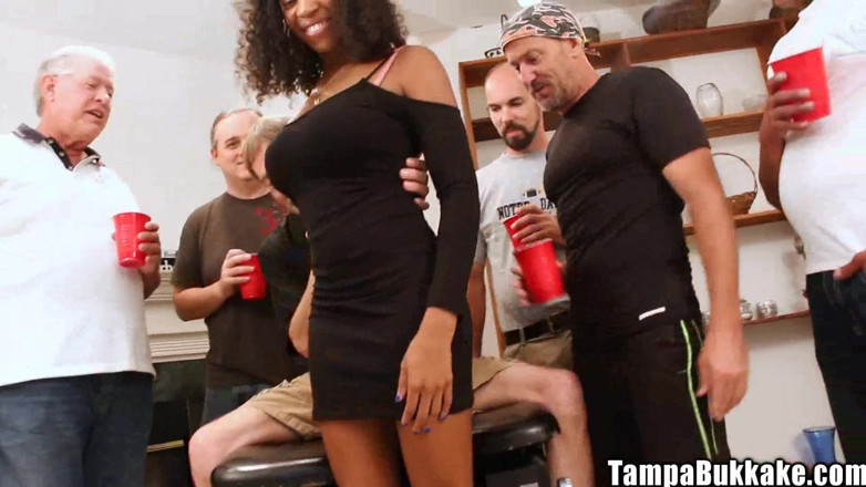 Tampa Bukkake: 18yo Ebenholz Schönheit Ivy Junge Große Titten Glücklich Gangbang Bukkake...