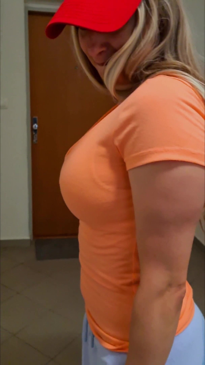 DedeDeville: Nádherná sousedka ve výtahu Dada Deville