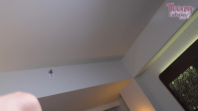 Teenytaboo: 재스민은 그녀의 직업 자격을 보여줍니다