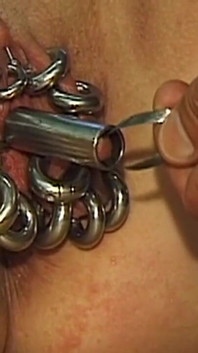 Kızıl saçlı orta yaşlı seksi kadın aşırı piercinglerini gösteriyor