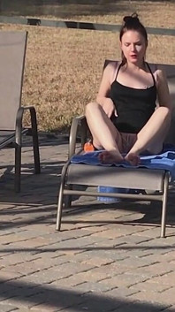 Sessione di footfetish a bordo piscina
