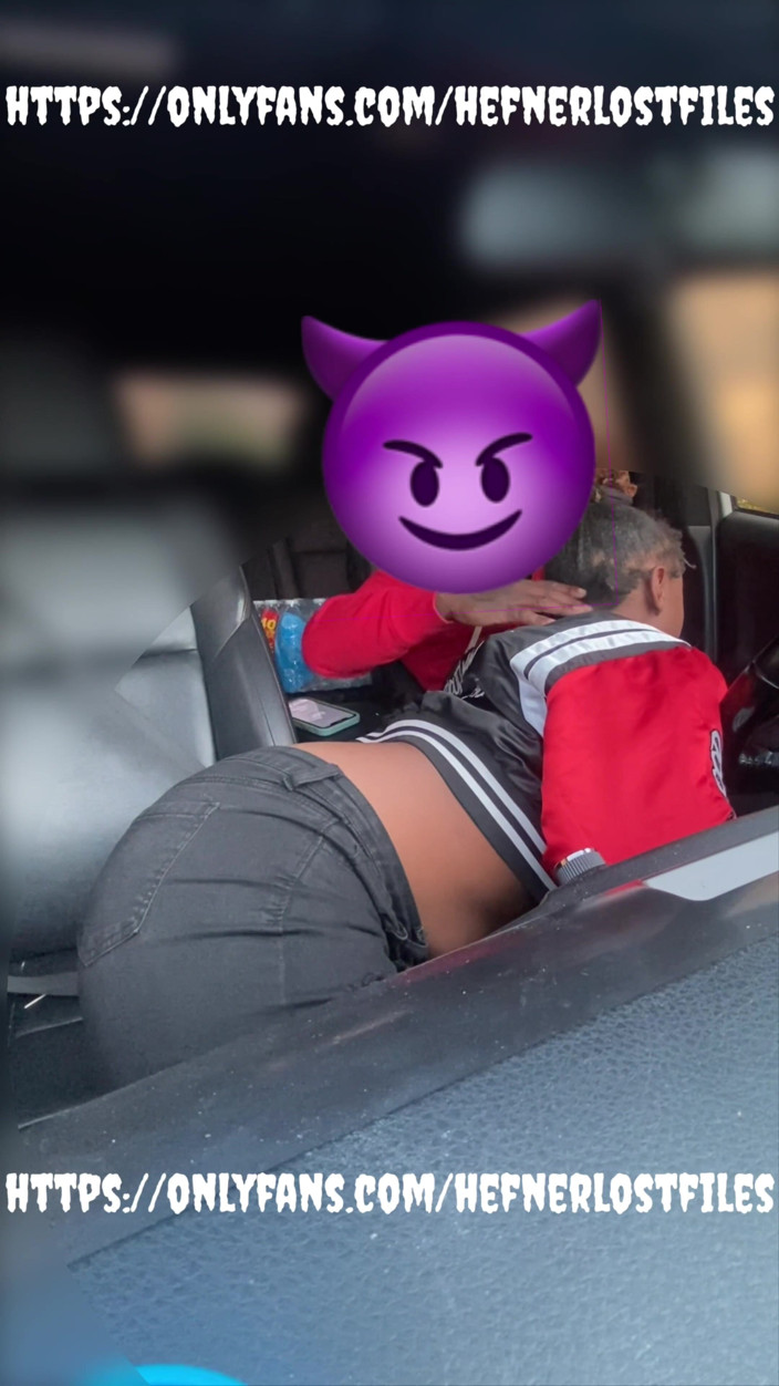 PlayboyHef: Büyük dudaklı büyük memeler arabada yarak emiyor