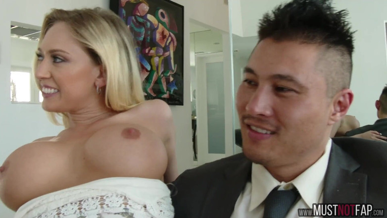 Must not fap: ภรรยาสาวผมทองสุดเงี่ยนช่วยตัวเองขณะที่เพื่อนสาวผมน้ำตาลหน้าอกใหญ่กำลังโดนสามีควยใหญ่ของเธอเย็ด